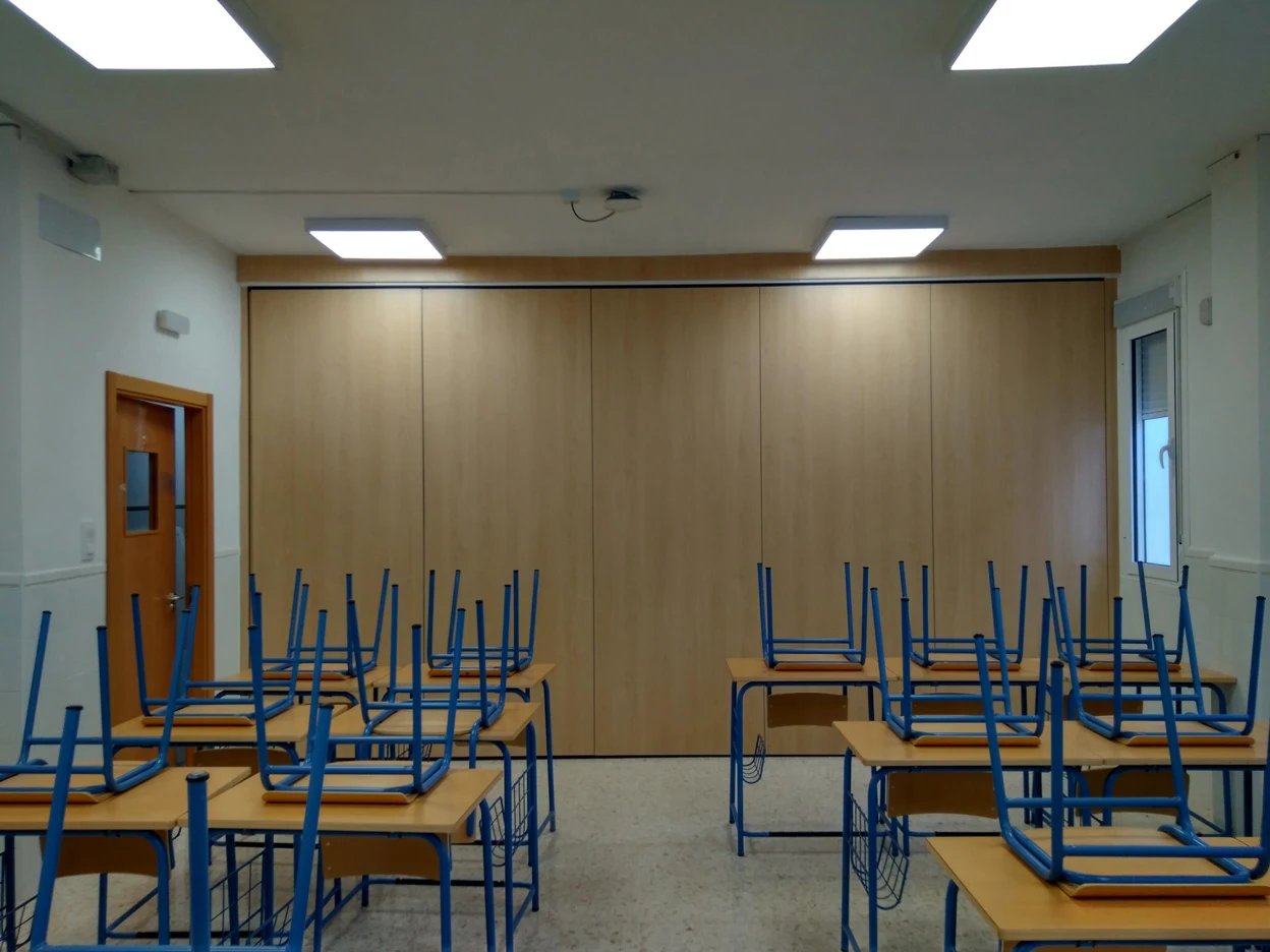 Detalle de la reforma en un instituto de Málaga, se ve un tabique móvil para poder unir o separar 2 estancias. vista posterior de el tabique móvil